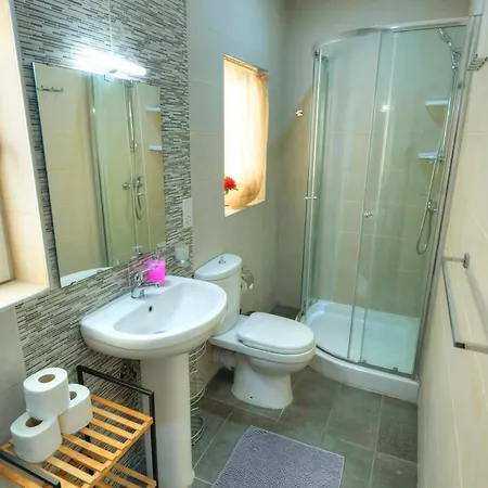 Charming 2 Bedroom Near Sliema Seafront Ybon1-1 グジラ